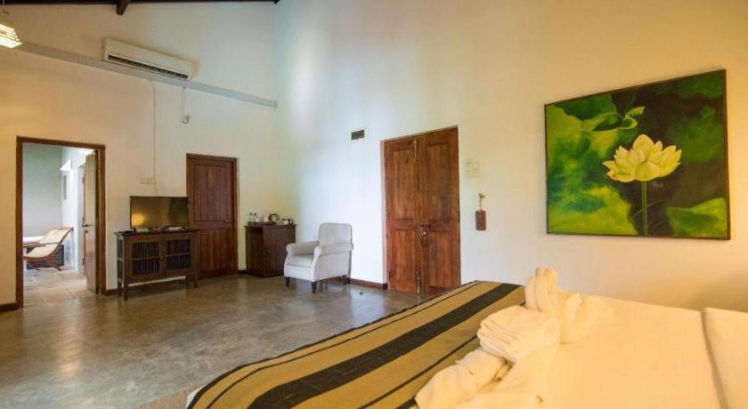 Roman Lake Ayurveda Boutique Resort Ahungalla Bagian luar foto