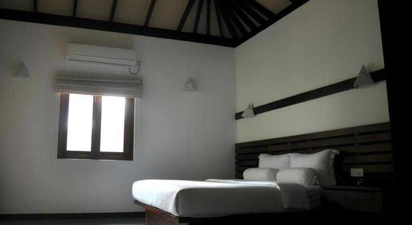 Roman Lake Ayurveda Boutique Resort Ahungalla Bagian luar foto