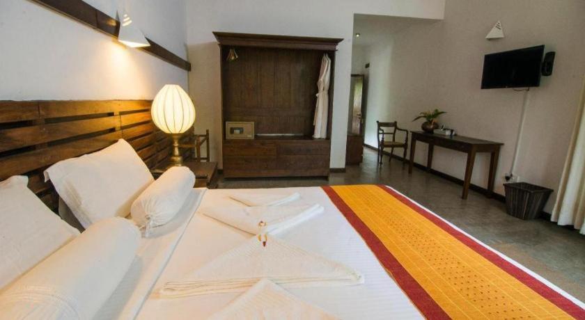 Roman Lake Ayurveda Boutique Resort Ahungalla Bagian luar foto