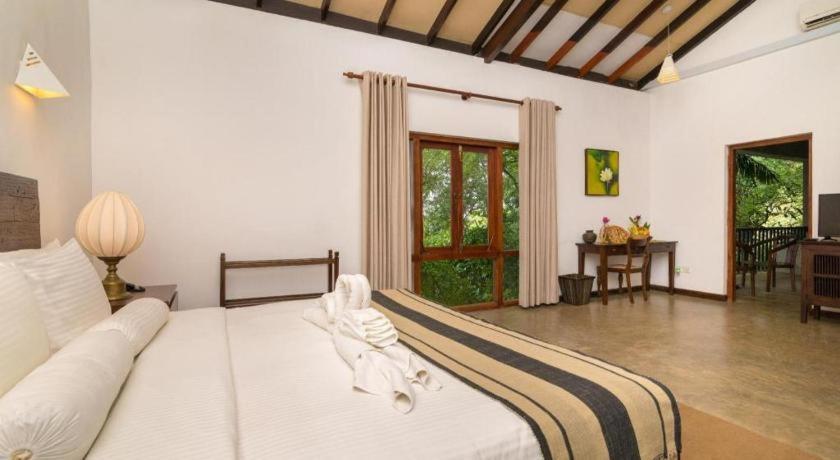 Roman Lake Ayurveda Boutique Resort Ahungalla Bagian luar foto